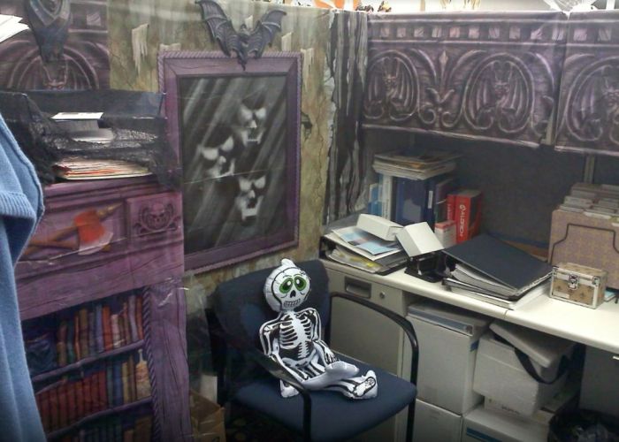 How to decorate office cubicle for halloween