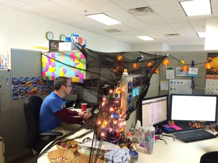 How to decorate office cubicle for halloween